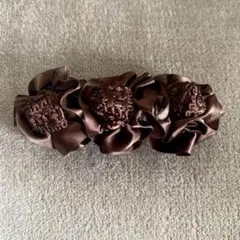 コサージュ バレッタ サテン ブラウン 無地 花 ヘアアクセサリー フォーマルのサムネイル