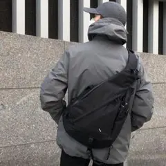 ワンショルダーバッグ　メッセンジャーバッグ ボディバッグ　リュック　黒　おしゃれ