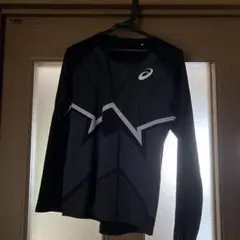 ASICS 長袖シャツ ブラック グラフィックデザイン