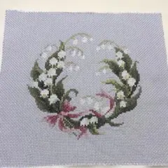 【ハンドメイド】クロスステッチ 完成品 すずらんのリース 刺繍のサムネイル