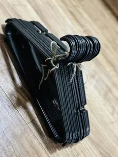 黒いプラスチック製衣類ハンガーセット