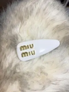 Mロゴ入り　ヘアバレッタ　クリップ　アクセサリー　ホワイト