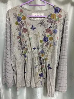 iS ScoLar グレー　花と蝶プリントのチュニックのサムネイル