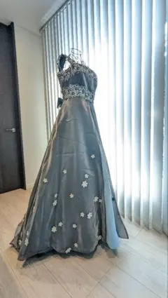 ブルー・グレーの美しいドレス
