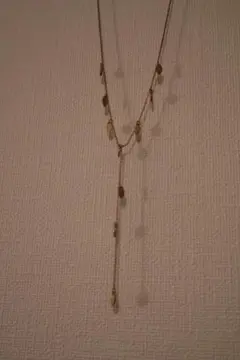 リーフモチーフのゴールドネックレス