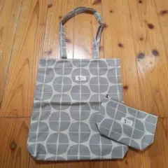 グレーの幾何学模様トートバッグと小物入れ