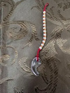勾玉 ストラップ 透明石 赤白金紐