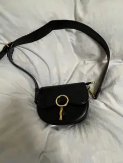 黒い丸型ショルダーバッグ