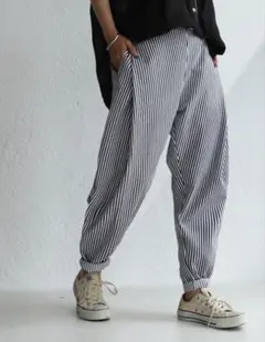 【美品】antiqua ストライプ柄 テーパードパンツ アンティカ