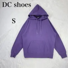 【ディーシーシューズ】エンボスロゴ フロントポケット フード付きパーカー S 紫