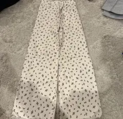 ZARA花柄クリーム色ブーツカットデニム