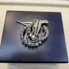 エレガントなクリスタルブローチ