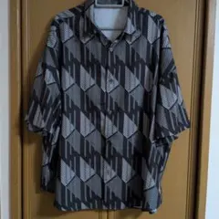 幾何学模様 半袖シャツ 黒と白