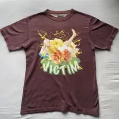 VICTIM グラフィック Tシャツ ブラウン