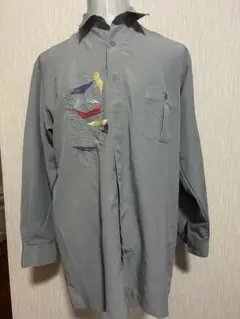 グレーの長袖シャツ 多色刺繍入り
