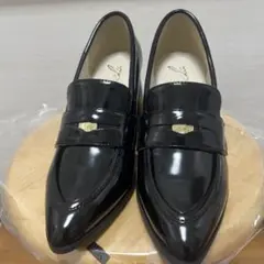 【新品】ブラックエナメルポインテッドトゥローファー