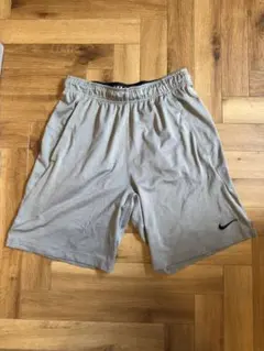 Nike グレー ショートパンツ
