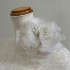 染め花　オフホワイトオーガンジーのふわふわコサージュ兼ヘッドドレス　ハンドメイド