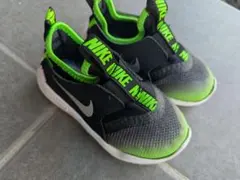 NIKE キッズスニーカー ブラック グリーンのサムネイル