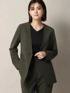 【美品｜SUIT SQUARE】 ウォッシャブル ノーカラー ジャケットカーキのサムネイル