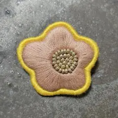 ■お花のビーズ刺繍ブローチ　ピンク×イエロー