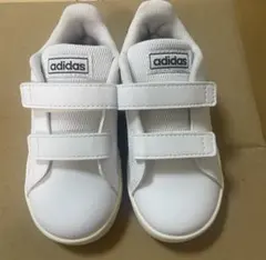 adidas ホワイト ベルト付きスニーカー