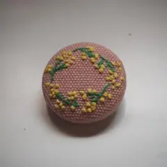 手刺繍　ミモザのブローチ　【ハンドメイド】