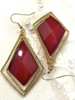 ダイヤモンド型 赤いピアス