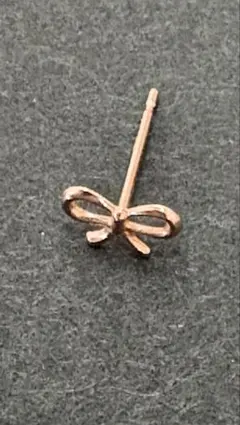 10K リボン型ピアス(片耳用)☆ピアスキャッチ無し