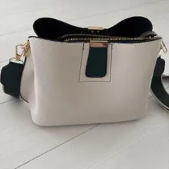 ショルダーバッグ ホワイトとダークグリーン
