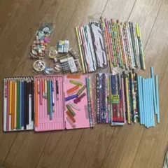 色鉛筆と鉛筆、消しゴムセット