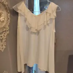 フリル付きホワイトノースリーブトップス