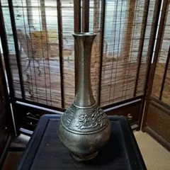 ブロンズ製花瓶 花模様