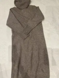 UNIQLOベージュ タートルネック ニットワンピース