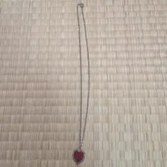 赤いハート型ネックレス