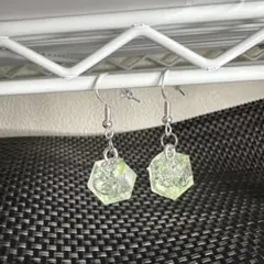 透明緑色樹脂六角形ピアス