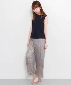 お値下げしました　KBF プリーツ　パンツ　オーロラのサムネイル