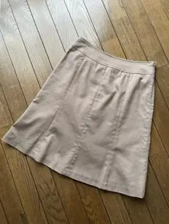 ベーシックなベージュのスカート　どんなトップスにも良く合います♪