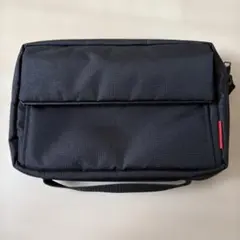 黒いフラップ付きポーチ