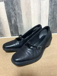 本革ストラップ付き ブラックハイヒールパンプス