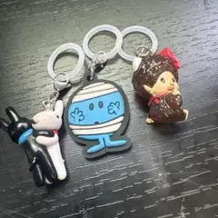 白いクマと黒い犬のキーホルダーセット - メルカリ