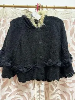 【新品タグ付】アクシーズファム ポンチョ フード付 バラモチーフ ファー 黒 M