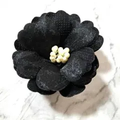 黒い花型コサージュ