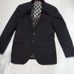 黒のテーラードジャケット