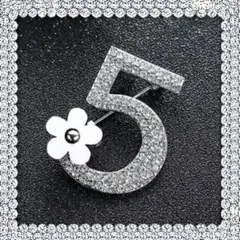 超カワ❤️No.5ブローチ♡シルバー／ホワイトフラワー