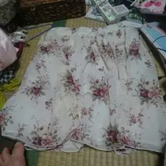 再投稿レストローズの花柄スカート