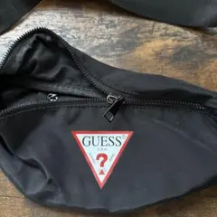 GUESS ブラック ボディバッグ