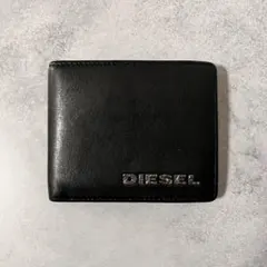 ディーゼル　レザー　メタルロゴ　二つ折り財布　ブラック黒　裏地総柄