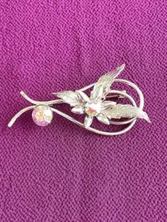 ブローチ　エレガントな花のシルバーブローチ　ビンテージブローチ