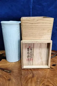 陶芸家「内藤美弥子」作の白磁カップ。独特の茶色の縁取り。底にサイン